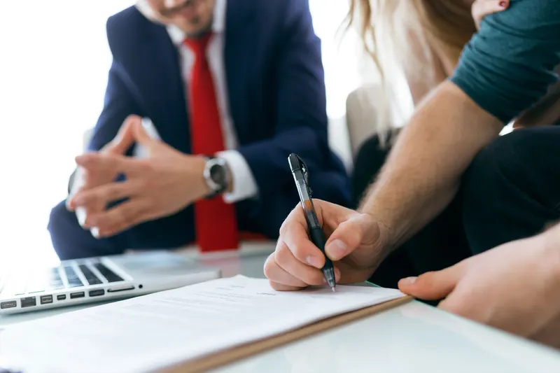 Contratos y documentos civiles sobre un escritorio profesional con tratamiento sobrio