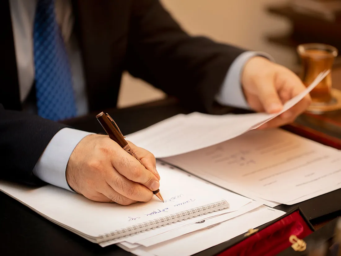 Documentos y contratos civiles sobre un escritorio profesional, para revisión de asuntos patrimoniales