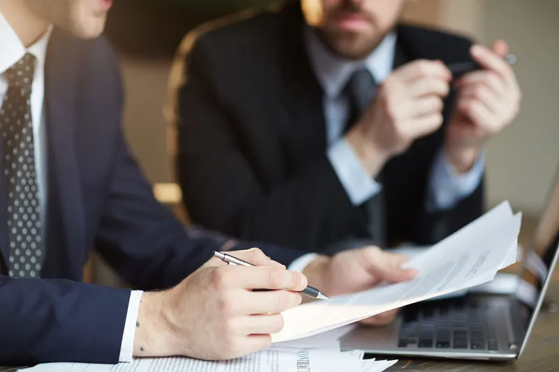 Escritorio profesional con contrato y documentos laborales en un entorno de oficina moderno