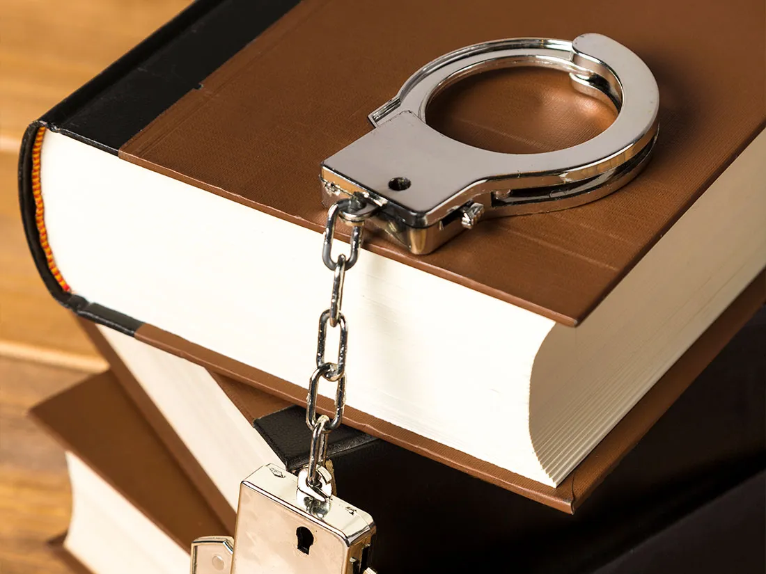 Arquitectura judicial sobria y documentos legales, para acompañamiento en derecho penal