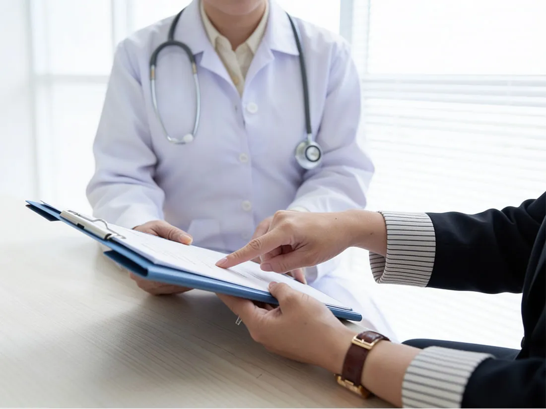 Documentos médicos organizados en una superficie sobria, para revisión de responsabilidad médica