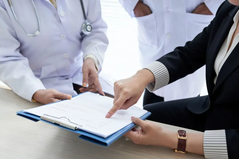 Documentos clínicos y entorno de salud abstracto, sin mostrar procedimientos sensibles ni pacientes